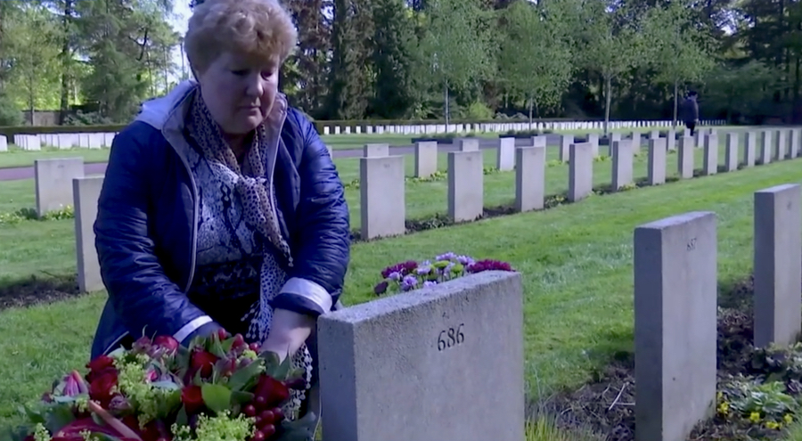 Irina Tsjernjakova bezoekt graf Russische opa in Nederland die stierf in Kamp Amersfoort.